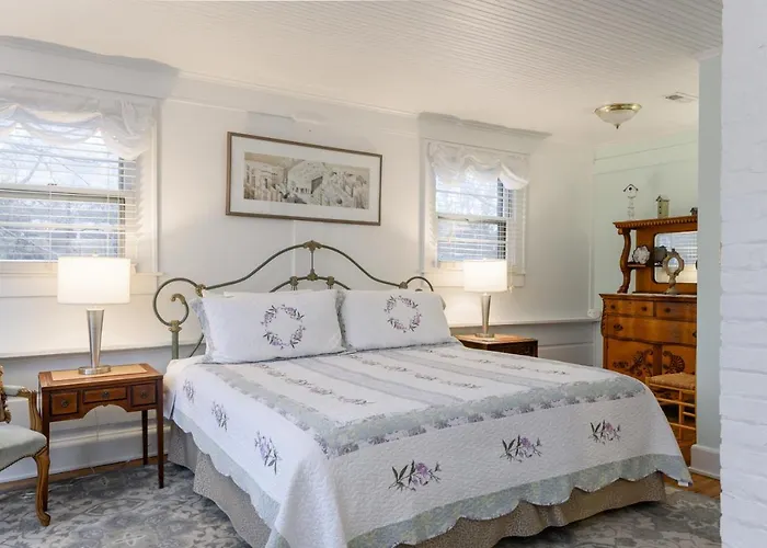 Oakland Cottage Bed And Breakfast
