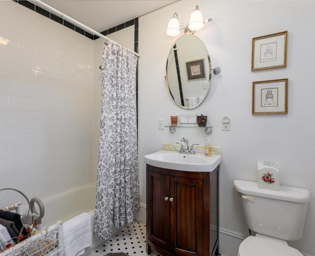 Oakland Bed and breakfast 3*